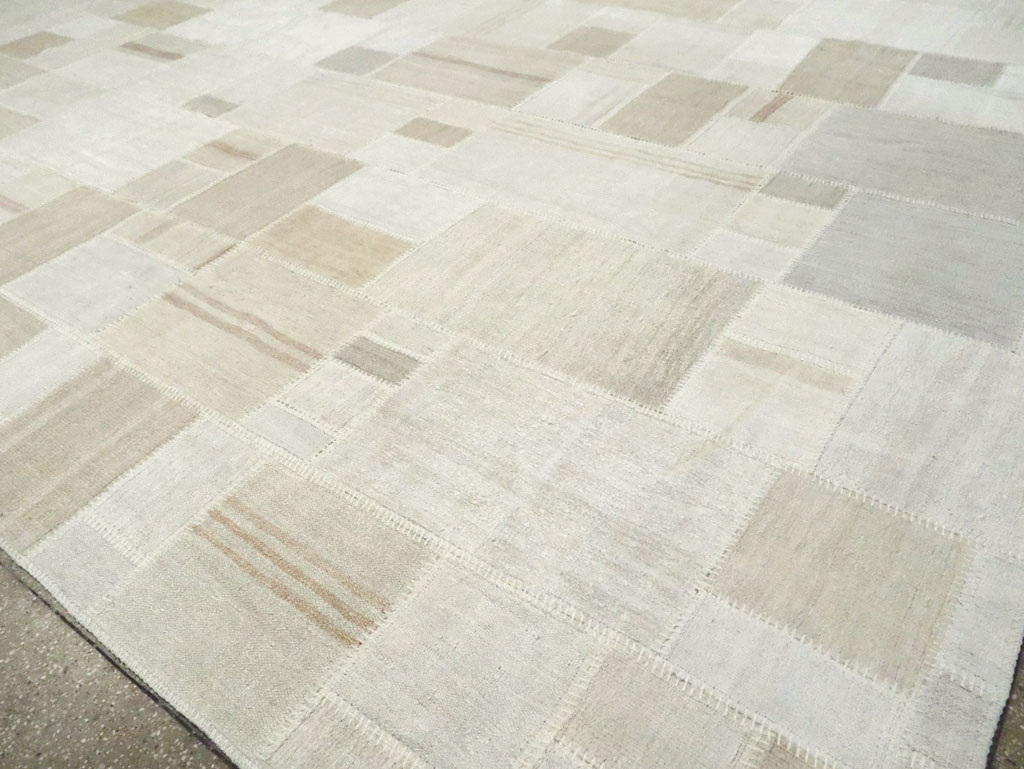 Contemporary Turkish Flatweave Large Room Size Carpet, No.30585 - Galerie Shabab