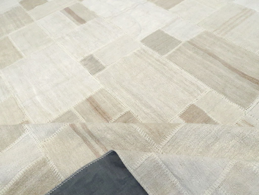 Contemporary Turkish Flatweave Large Room Size Carpet, No.30585 - Galerie Shabab