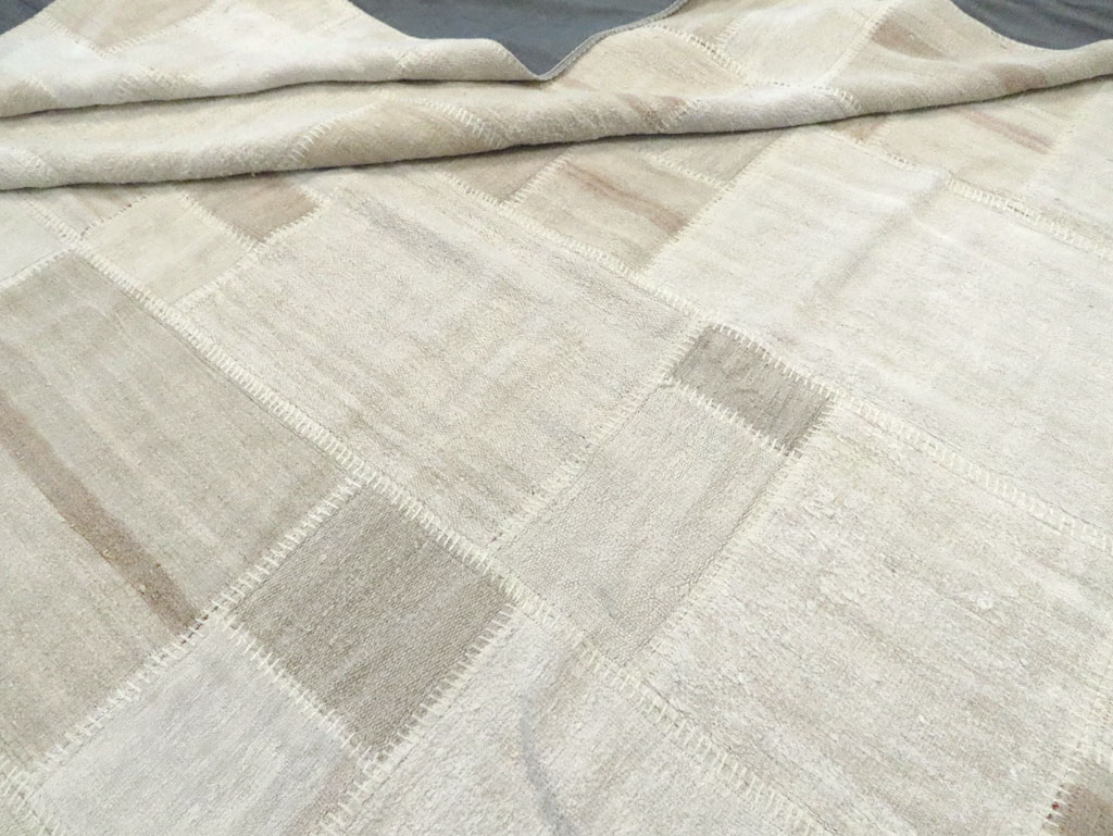 Contemporary Turkish Flatweave Large Room Size Carpet, No.30585 - Galerie Shabab