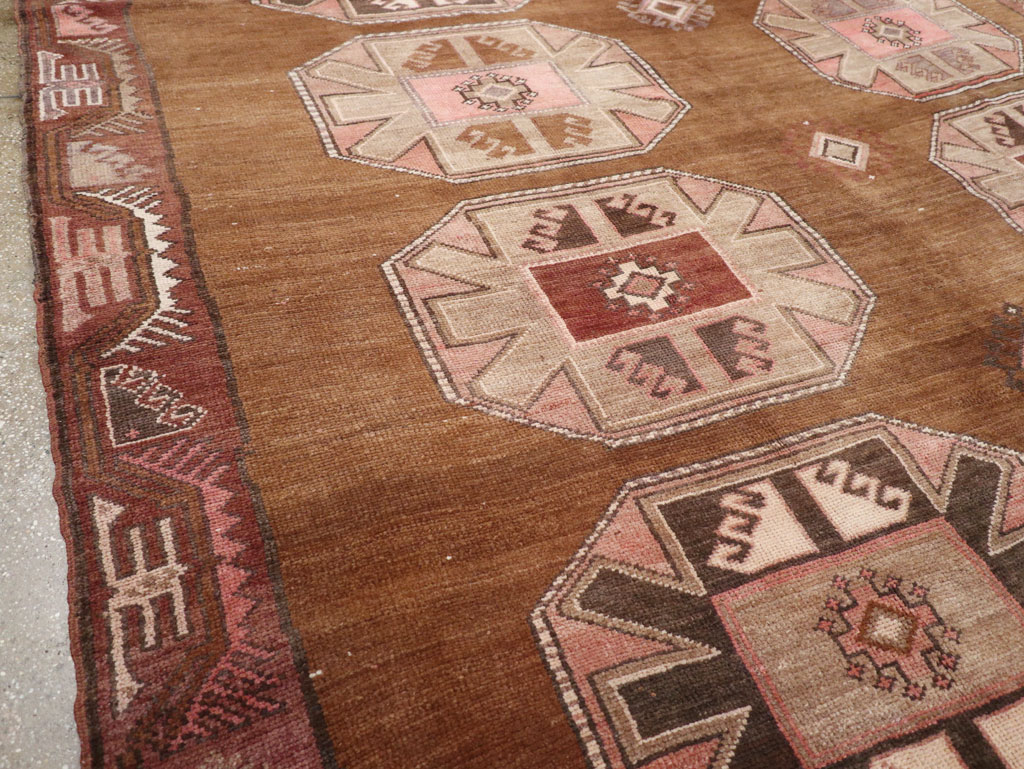 Vintage Turkish Tribal Long Room Size Carpet, No.30592 - Galerie Shabab