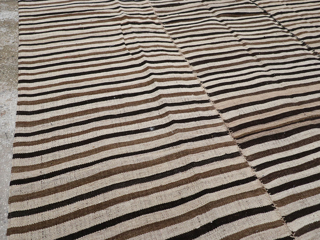 Vintage Persian Flatweave Kilim Room Size Carpet, No.30639 - Galerie Shabab