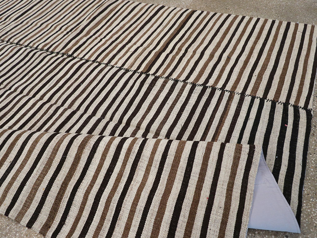 Vintage Persian Flatweave Kilim Room Size Carpet, No.30639 - Galerie Shabab