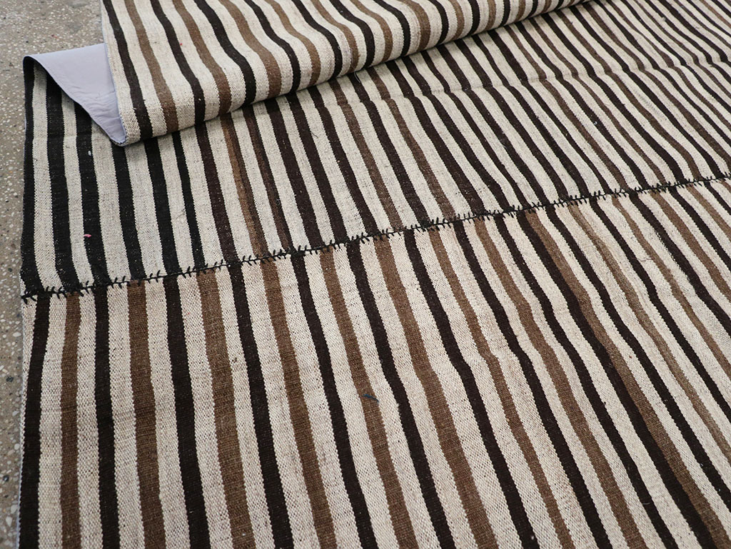 Vintage Persian Flatweave Kilim Room Size Carpet, No.30639 - Galerie Shabab