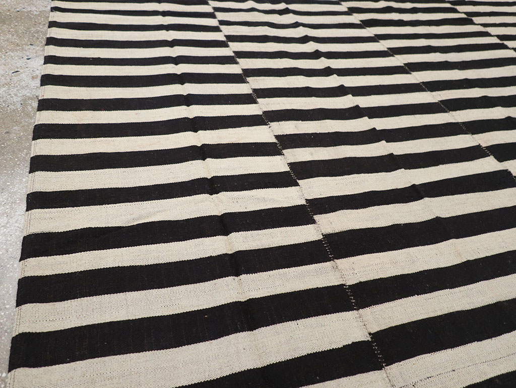 Modern Persian Flatweave Kilim Room Size Carpet, No.30644 - Galerie Shabab