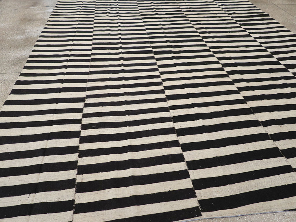 Modern Persian Flatweave Kilim Room Size Carpet, No.30644 - Galerie Shabab