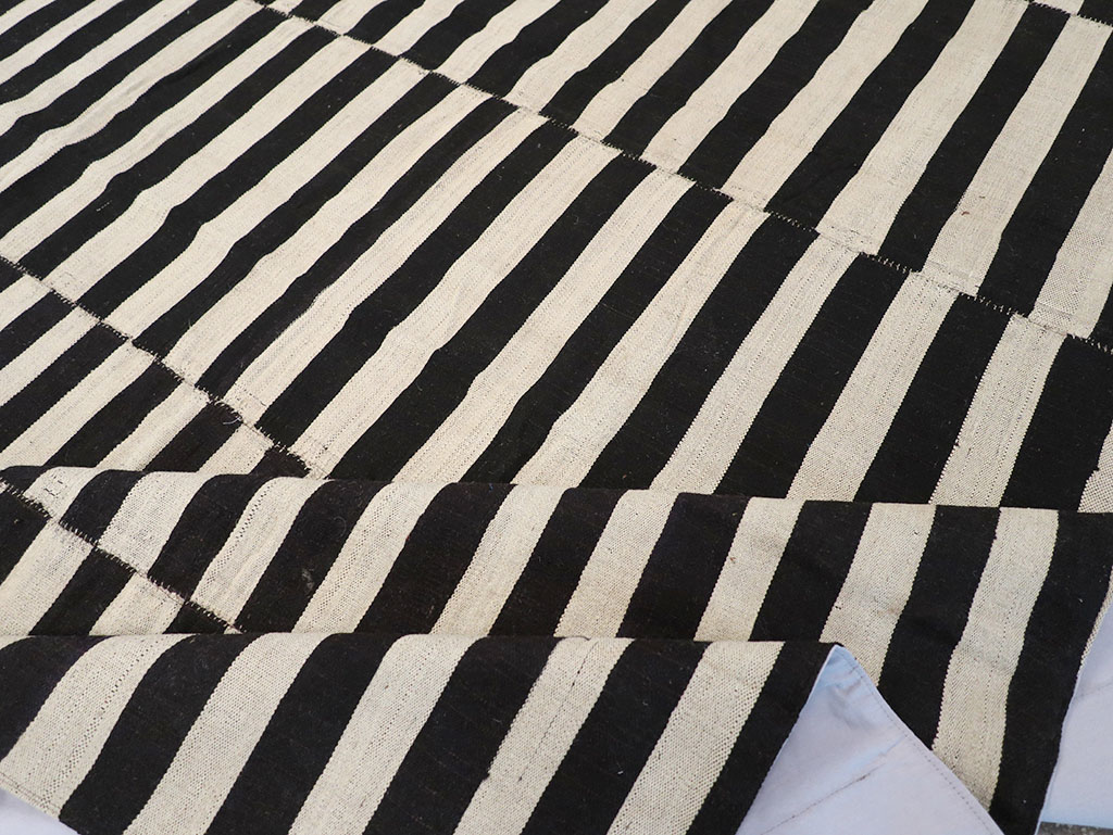 Modern Persian Flatweave Kilim Room Size Carpet, No.30644 - Galerie Shabab