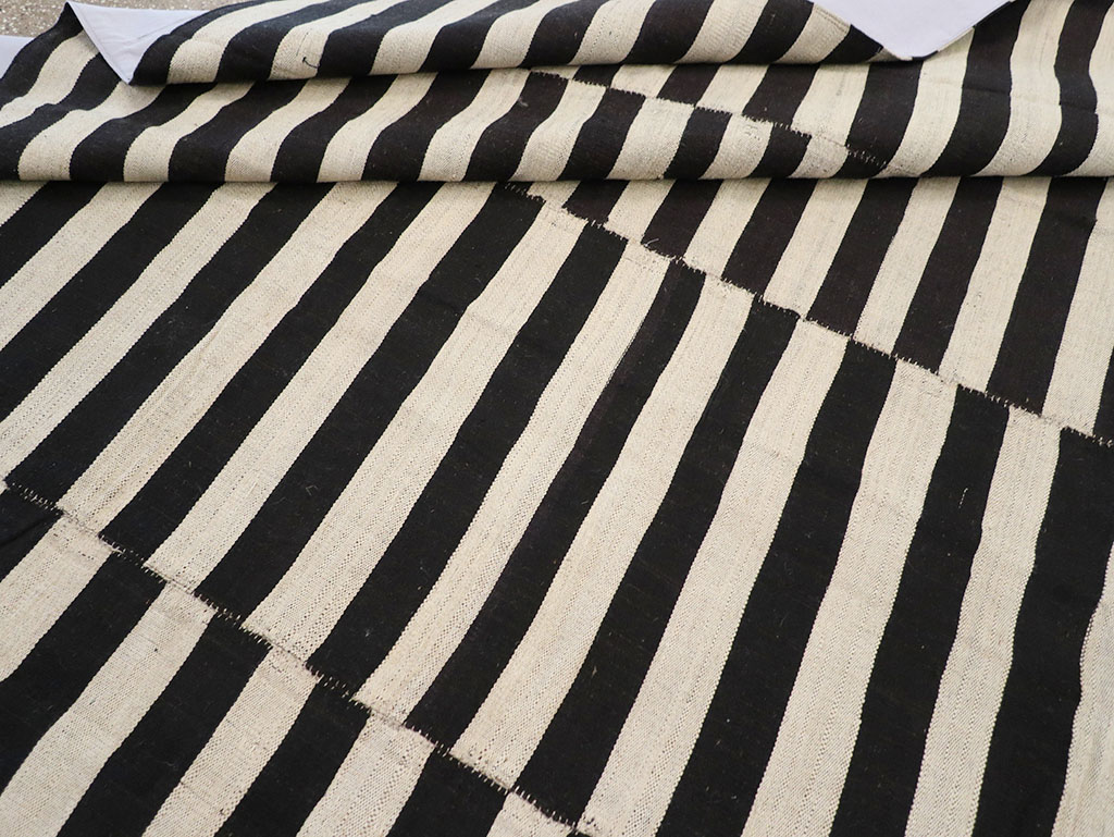 Modern Persian Flatweave Kilim Room Size Carpet, No.30644 - Galerie Shabab