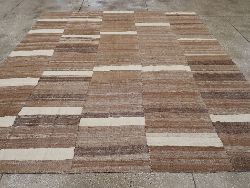 Vintage Turkish Flatweave Kilim Room Size Carpet, No.30654 - Galerie Shabab