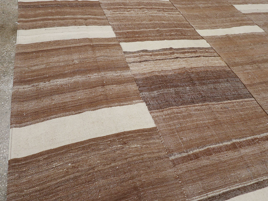 Vintage Turkish Flatweave Kilim Room Size Carpet, No.30654 - Galerie Shabab