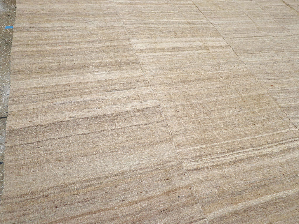 Vintage Turkish Flatweave Kilim Room Size Carpet, No.30660 - Galerie Shabab