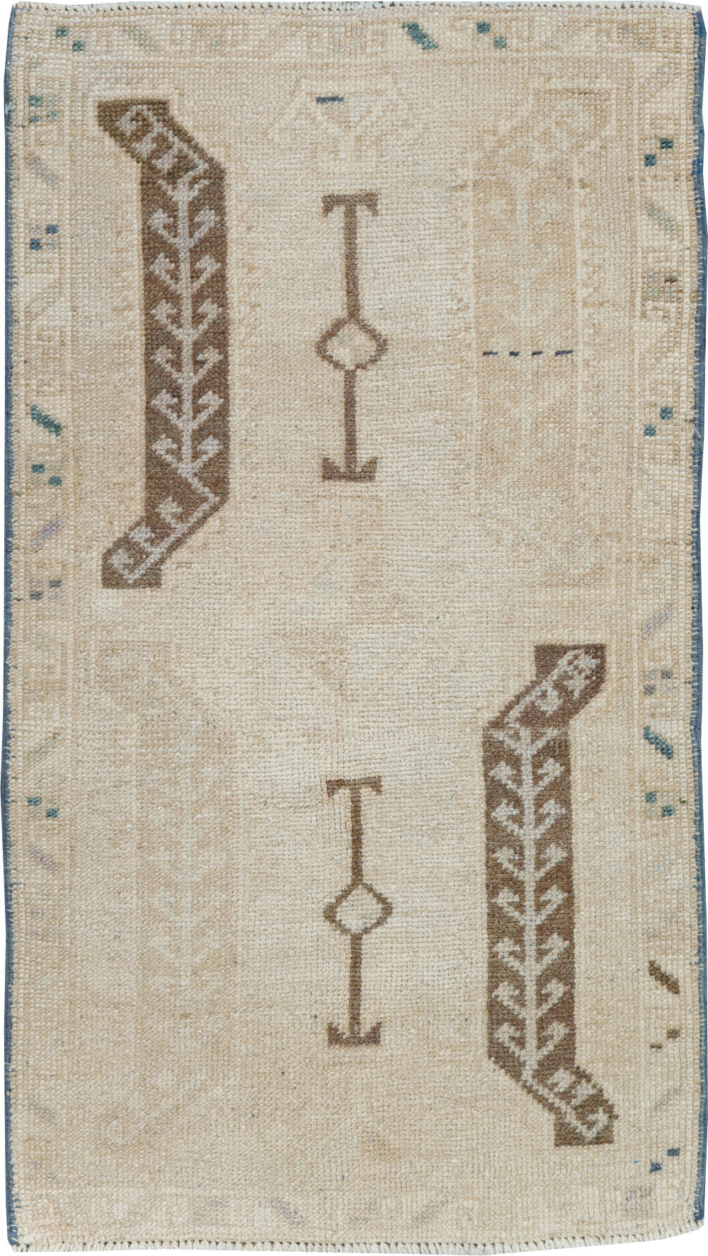 Vintage Turkish Anatolian Throw Rug, No.30674 - Galerie Shabab