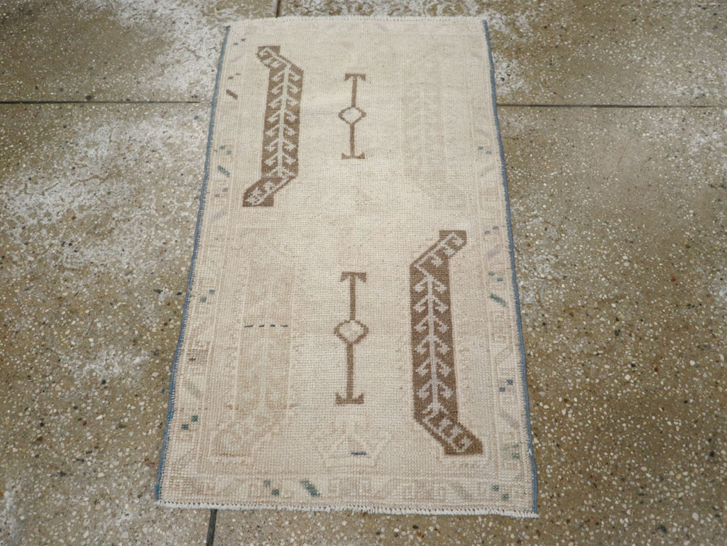 Vintage Turkish Anatolian Throw Rug, No.30674 - Galerie Shabab