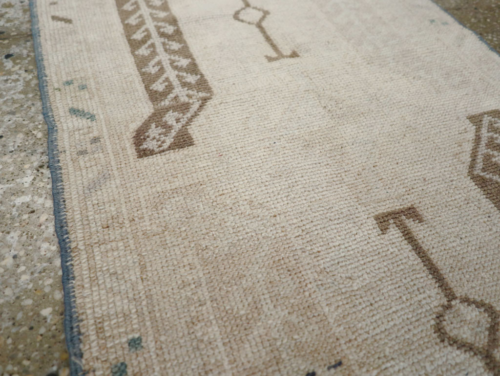 Vintage Turkish Anatolian Throw Rug, No.30674 - Galerie Shabab