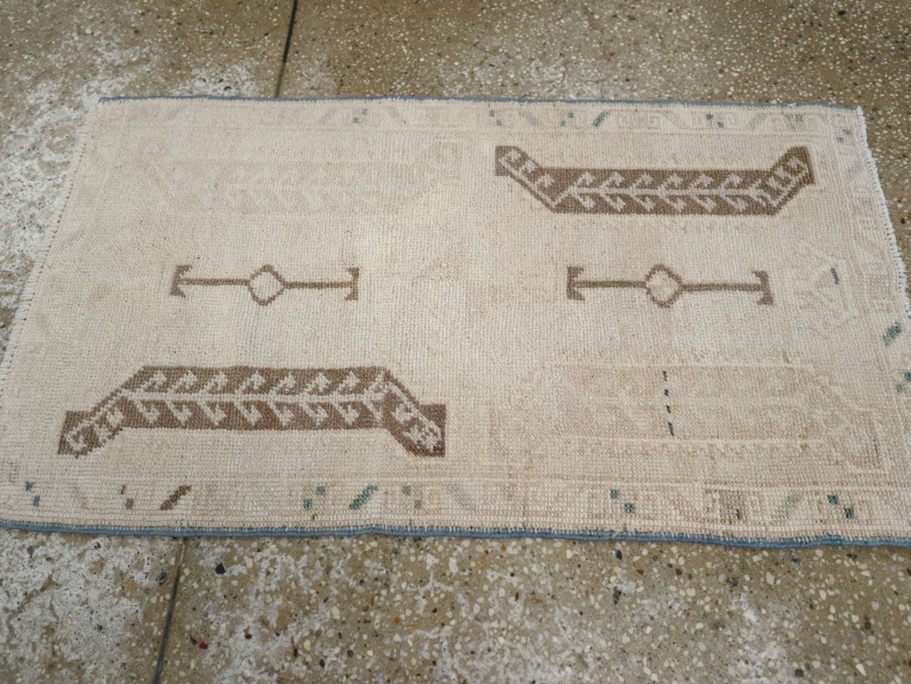 Vintage Turkish Anatolian Throw Rug, No.30674 - Galerie Shabab