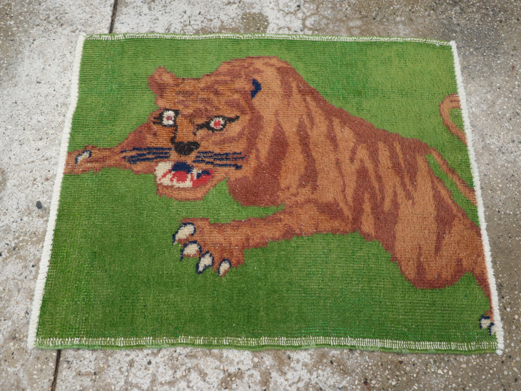 Vintage Turkish Anatolian Pictorial Throw Rug, No.30723 - Galerie Shabab