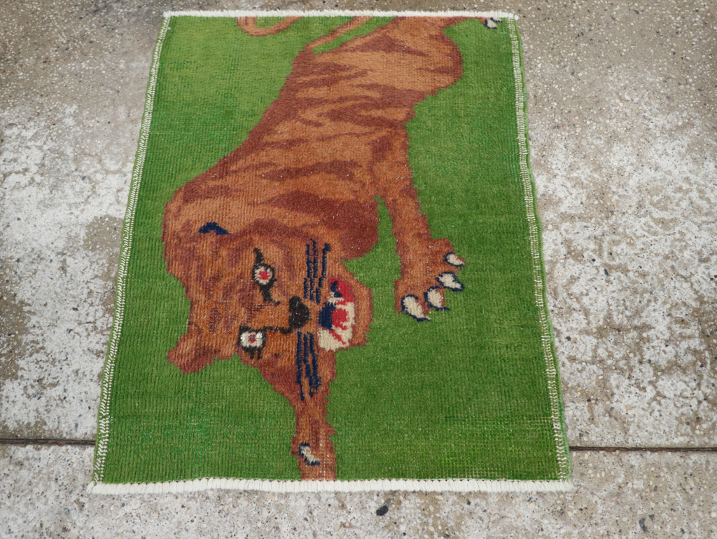 Vintage Turkish Anatolian Pictorial Throw Rug, No.30723 - Galerie Shabab