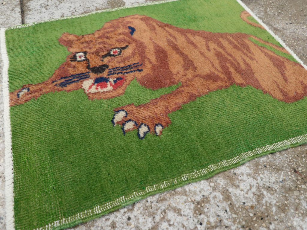 Vintage Turkish Anatolian Pictorial Throw Rug, No.30723 - Galerie Shabab