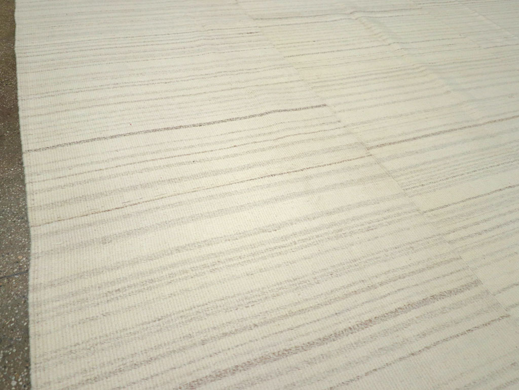 Modern Turkish Flatweave Room Size Carpet, No.30745 - Galerie Shabab