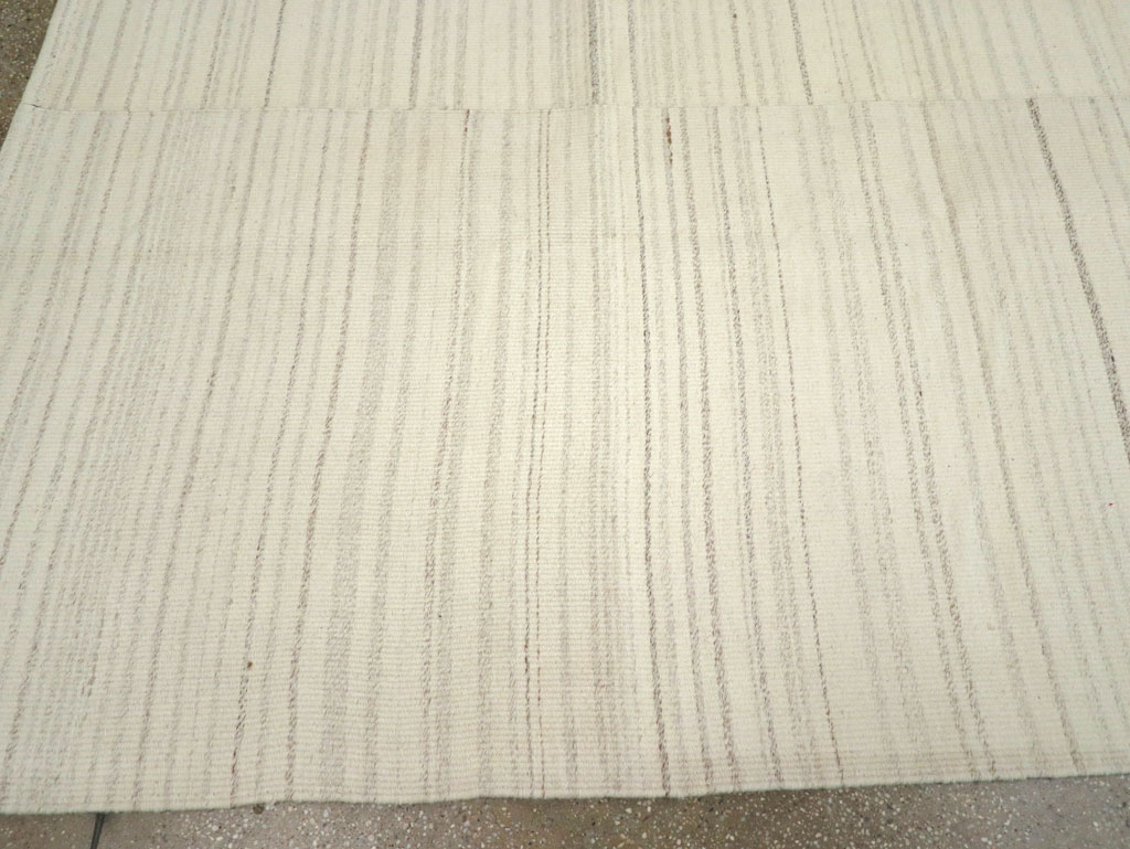 Modern Turkish Flatweave Room Size Carpet, No.30745 - Galerie Shabab