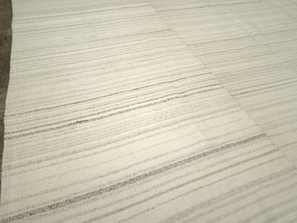 Modern Turkish Flatweave Room Size Carpet, No.30746 - Galerie Shabab