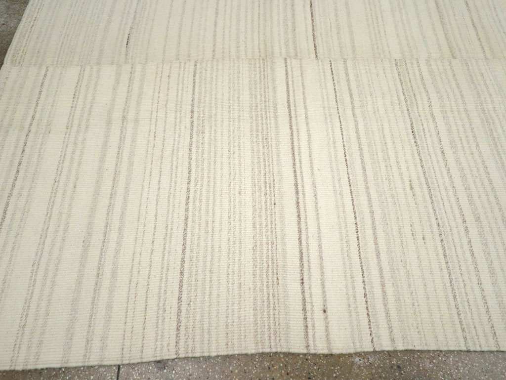 Modern Turkish Flatweave Room Size Carpet, No.30746 - Galerie Shabab