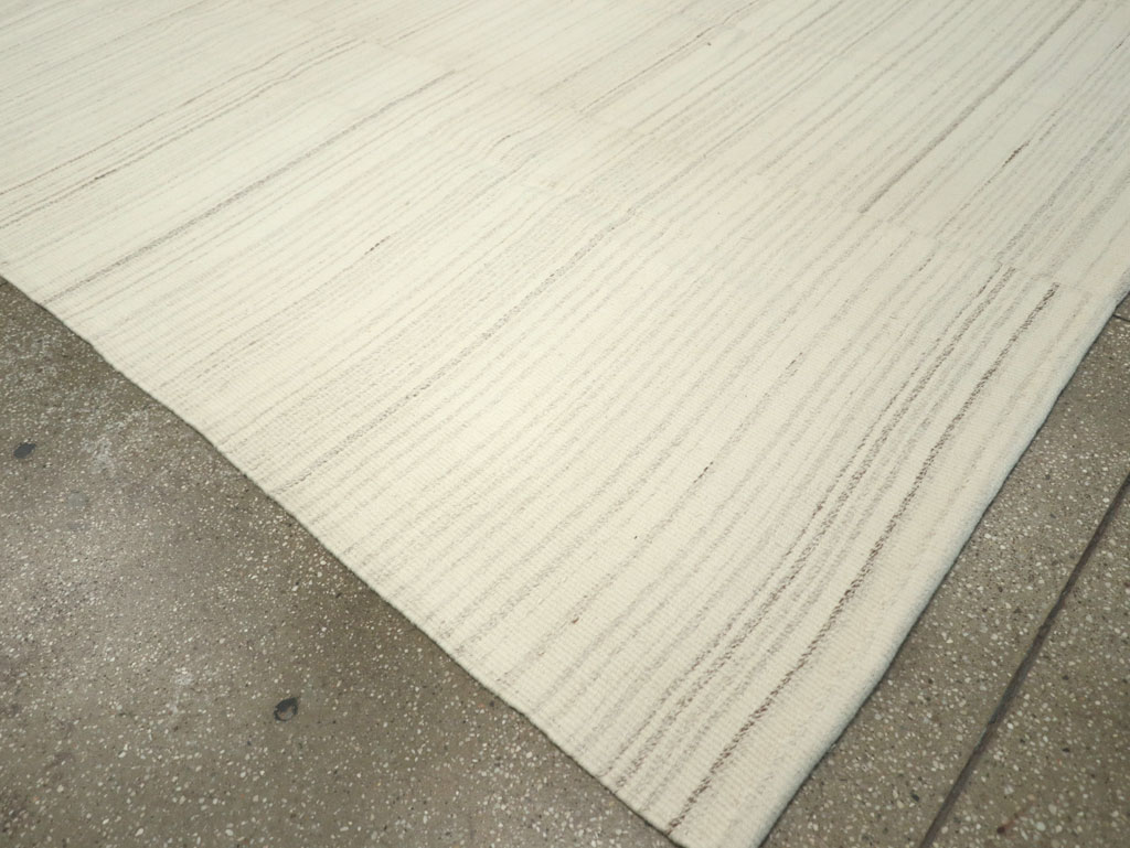 Modern Turkish Flatweave Room Size Carpet, No.30746 - Galerie Shabab