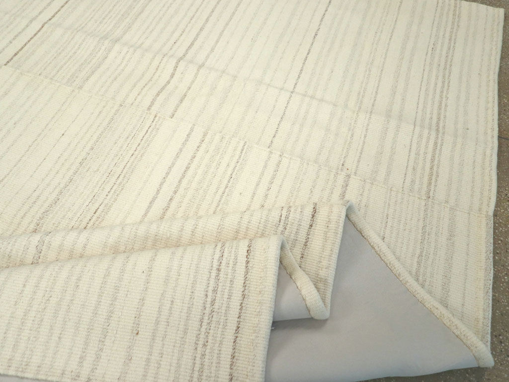 Modern Turkish Flatweave Room Size Carpet, No.30746 - Galerie Shabab