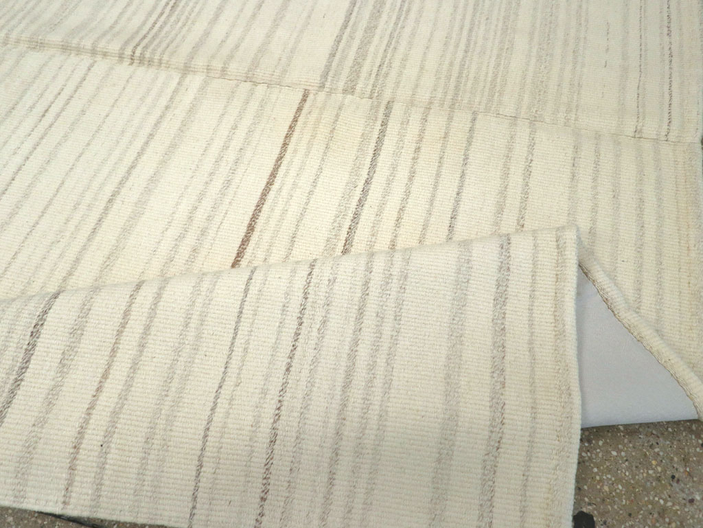 Modern Turkish Flatweave Small Room Size Carpet, No.30747 - Galerie Shabab