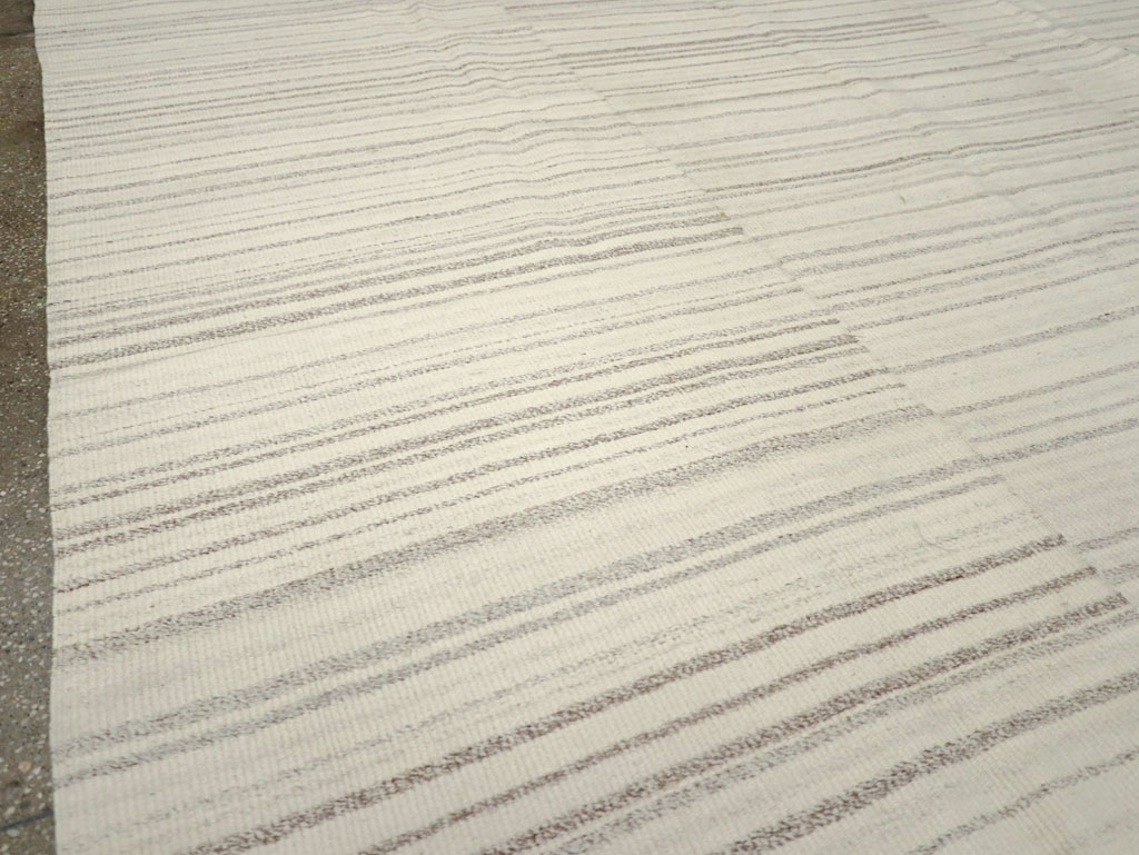 Modern Turkish Flatweave Room Size Carpet, No.30749 - Galerie Shabab