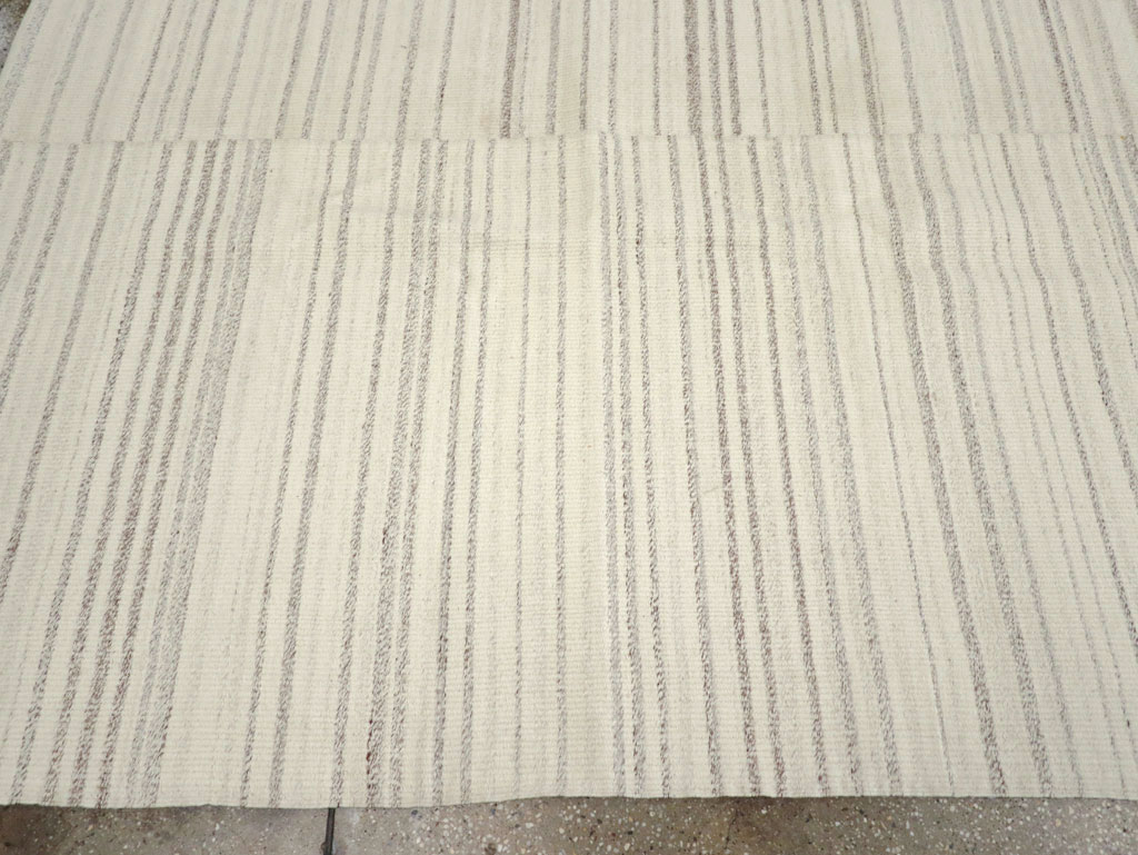Modern Turkish Flatweave Room Size Carpet, No.30749 - Galerie Shabab
