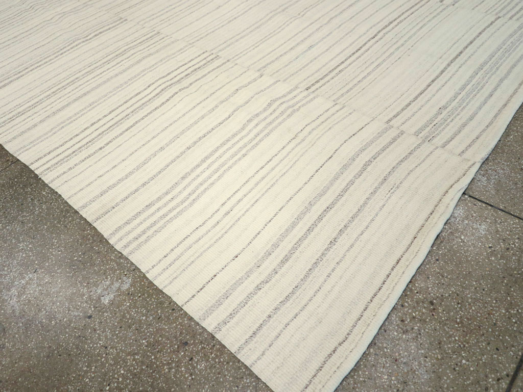 Modern Turkish Flatweave Room Size Carpet, No.30749 - Galerie Shabab