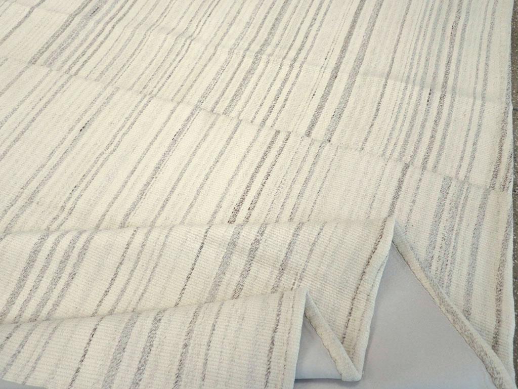 Modern Turkish Flatweave Room Size Carpet, No.30749 - Galerie Shabab