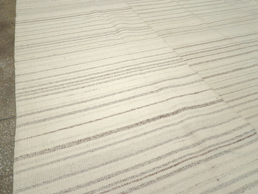 Modern Turkish Flatweave Room Size Carpet, No.30750 - Galerie Shabab