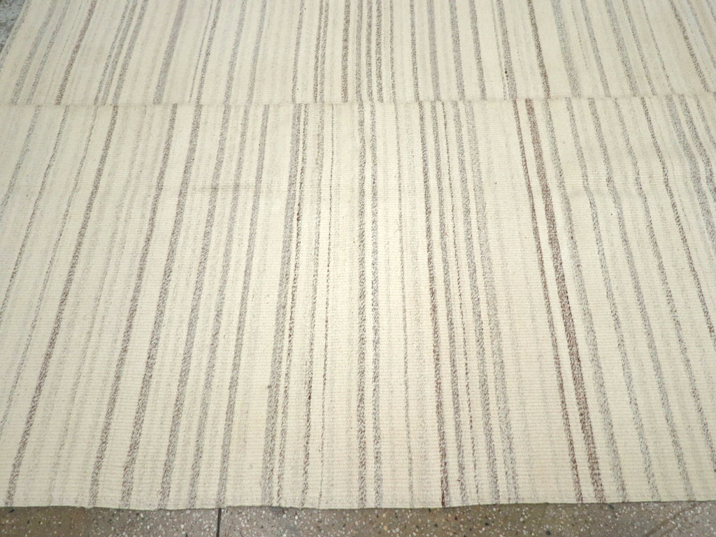 Modern Turkish Flatweave Room Size Carpet, No.30750 - Galerie Shabab