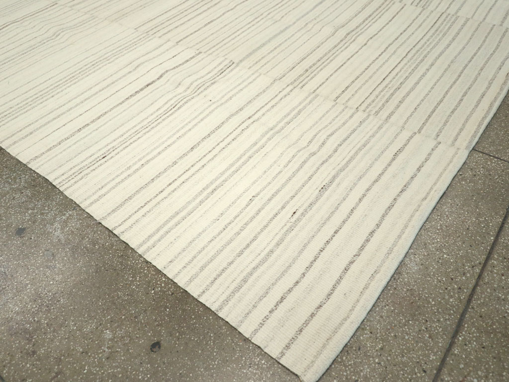 Modern Turkish Flatweave Room Size Carpet, No.30750 - Galerie Shabab