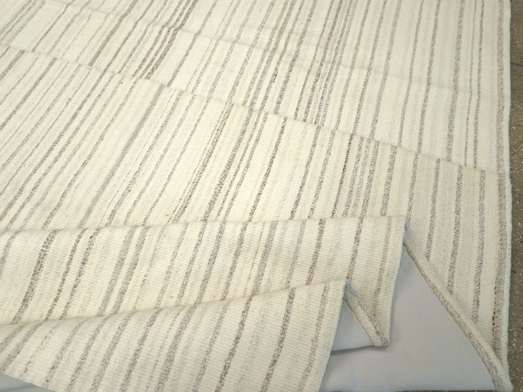 Modern Turkish Flatweave Room Size Carpet, No.30750 - Galerie Shabab