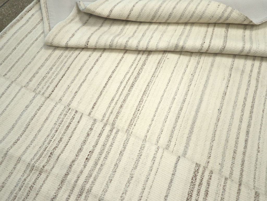 Modern Turkish Flatweave Room Size Carpet, No.30750 - Galerie Shabab