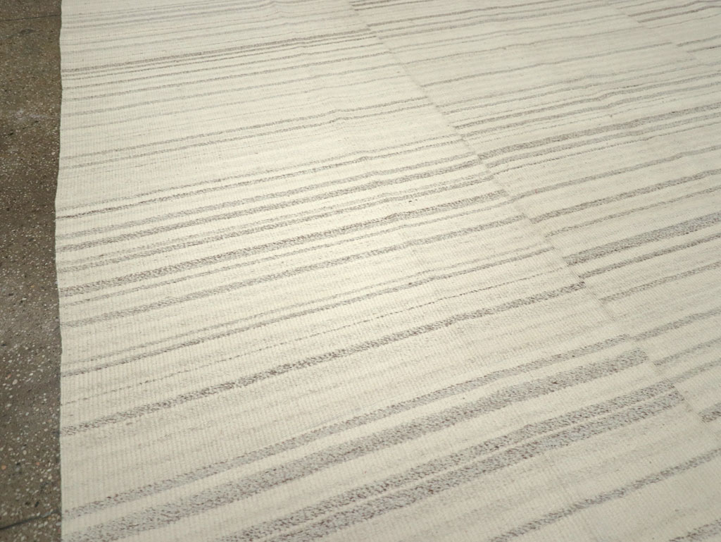 Modern Turkish Flatweave Room Size Carpet, No.30751 - Galerie Shabab