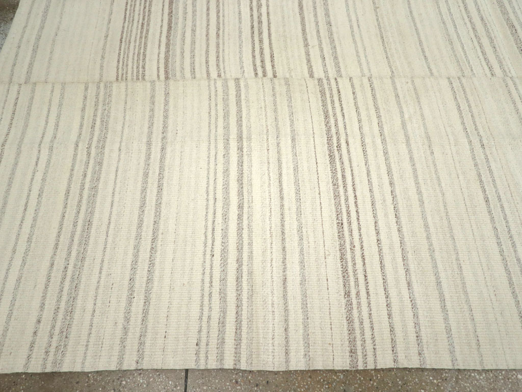 Modern Turkish Flatweave Room Size Carpet, No.30751 - Galerie Shabab