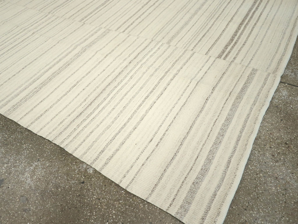 Modern Turkish Flatweave Room Size Carpet, No.30751 - Galerie Shabab