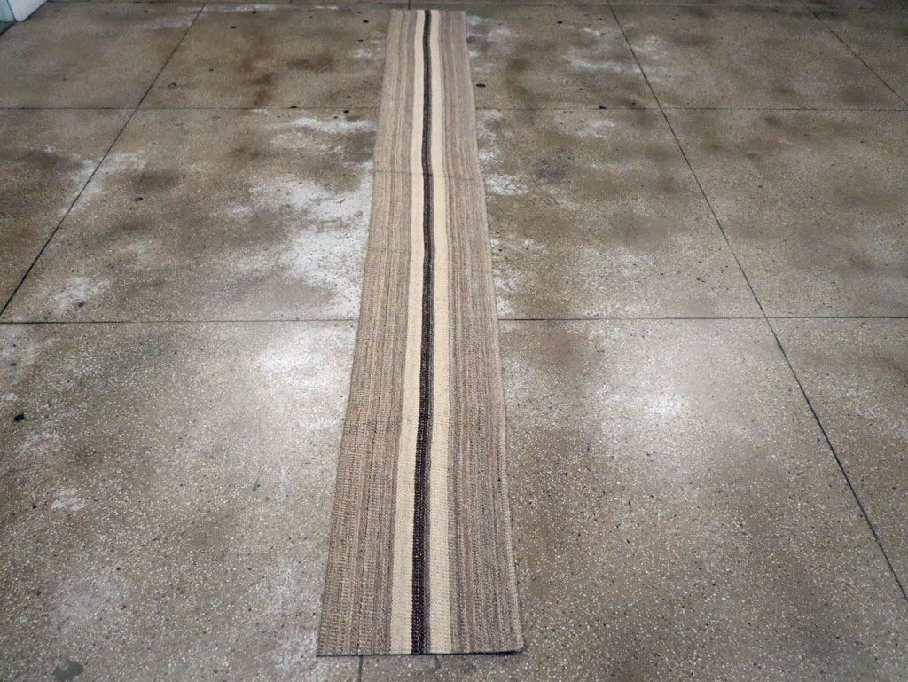 Modern Turkish Flatweave Kilim Runner, No.30769 - Galerie Shabab