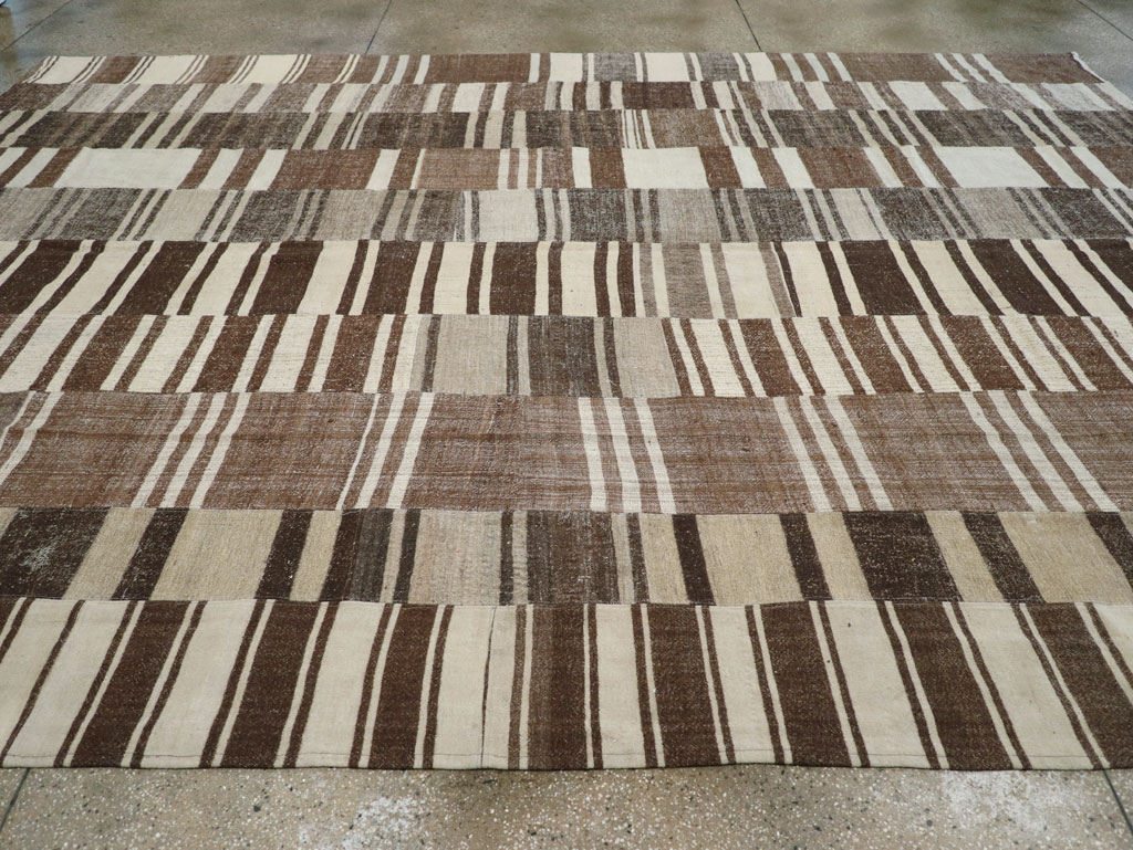 Modern Turkish Flatweave Room Size Carpet, No.30787 - Galerie Shabab