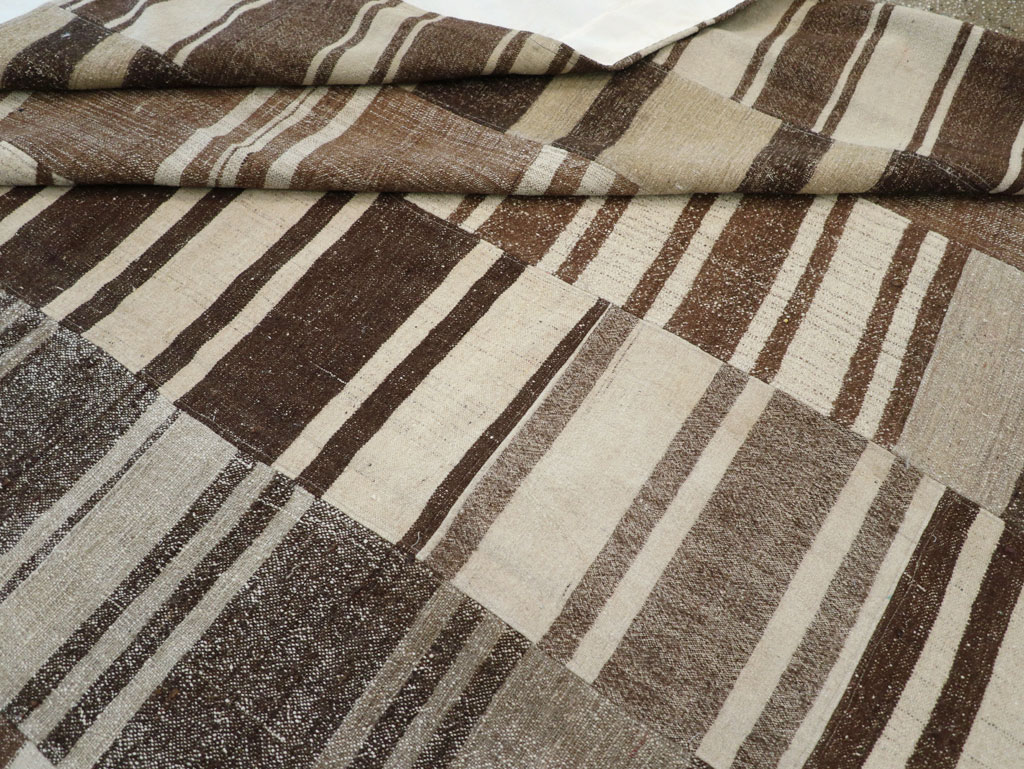 Modern Turkish Flatweave Room Size Carpet, No.30787 - Galerie Shabab