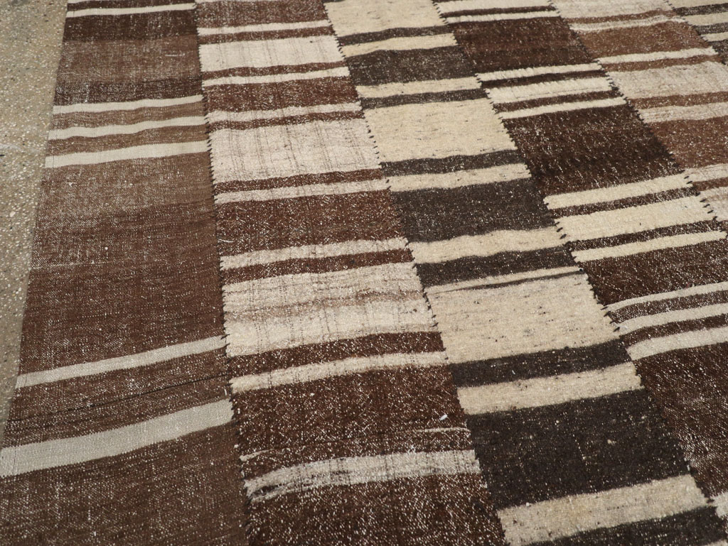 Modern Turkish Flatweave Room Size Carpet, No.30788 - Galerie Shabab