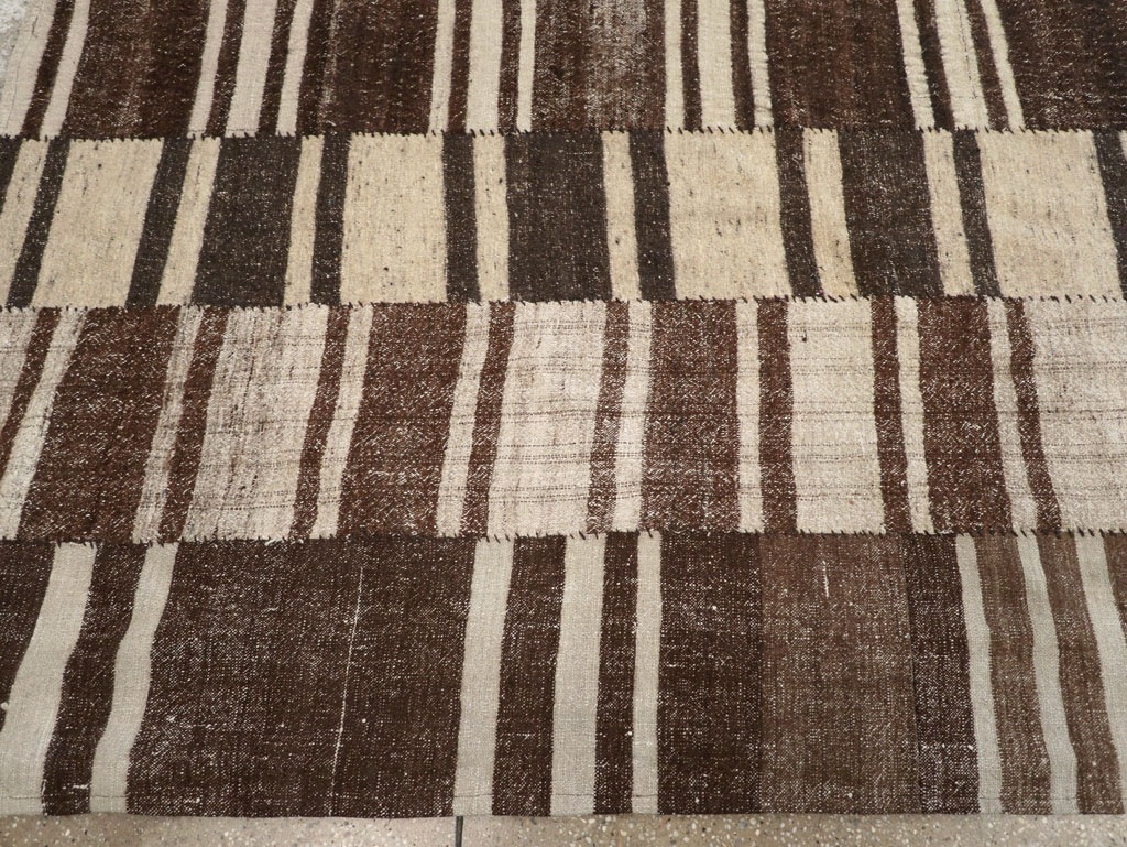 Modern Turkish Flatweave Room Size Carpet, No.30788 - Galerie Shabab