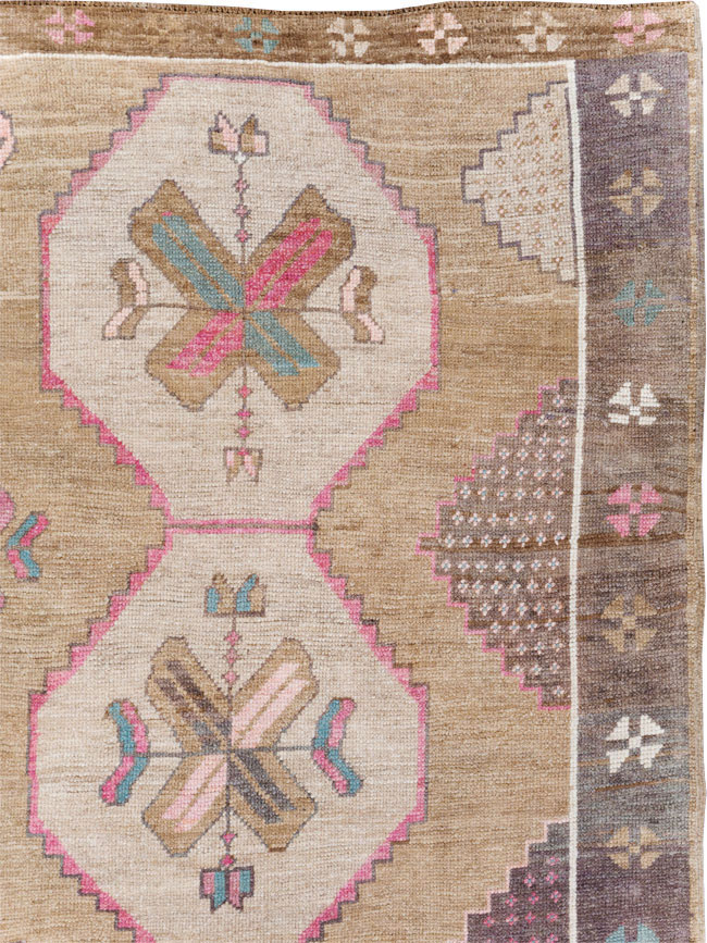 Vintage Turkish Anatolian Room Size Carpet, No.30816 - Galerie Shabab