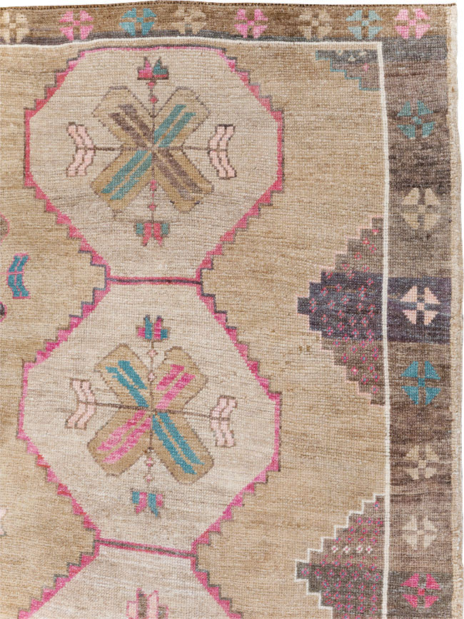 Vintage Turkish Anatolian Room Size Carpet, No.30816 - Galerie Shabab