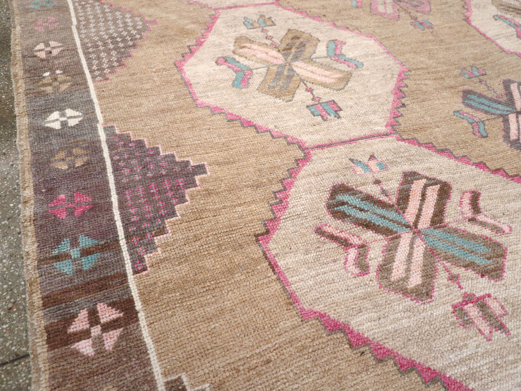 Vintage Turkish Anatolian Room Size Carpet, No.30816 - Galerie Shabab
