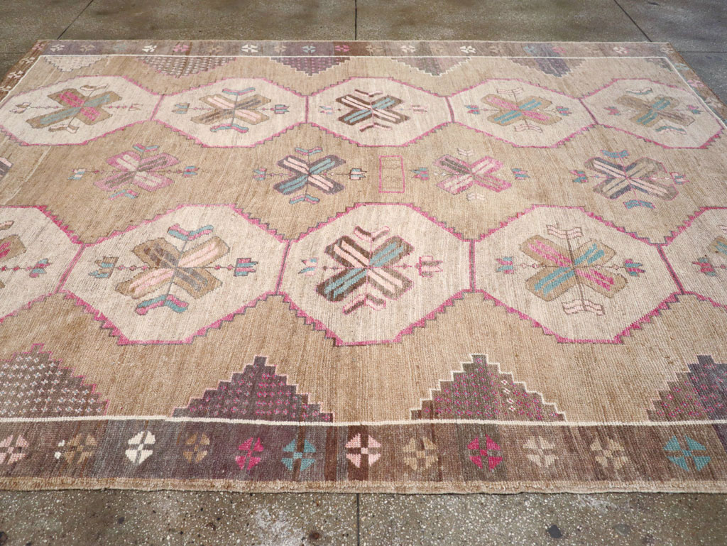 Vintage Turkish Anatolian Room Size Carpet, No.30816 - Galerie Shabab