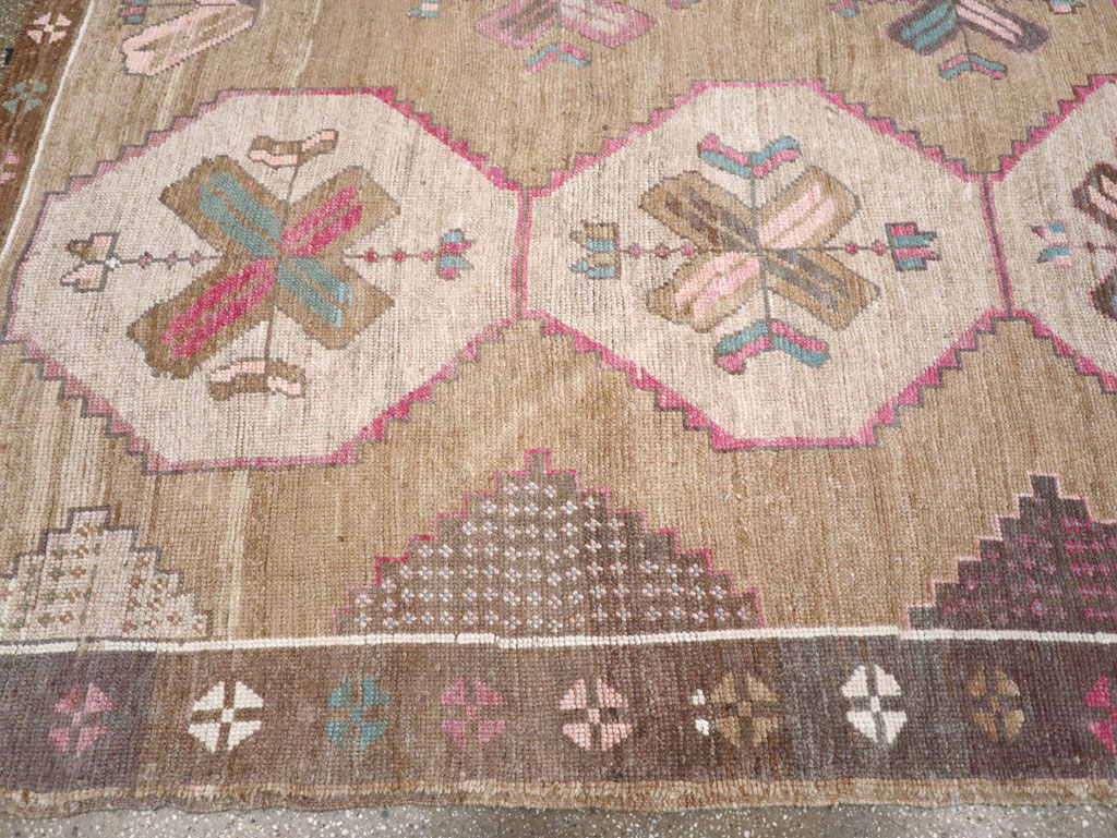 Vintage Turkish Anatolian Room Size Carpet, No.30816 - Galerie Shabab